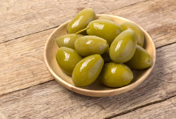 Die grünen Oliven in Schüssel — Stockfoto