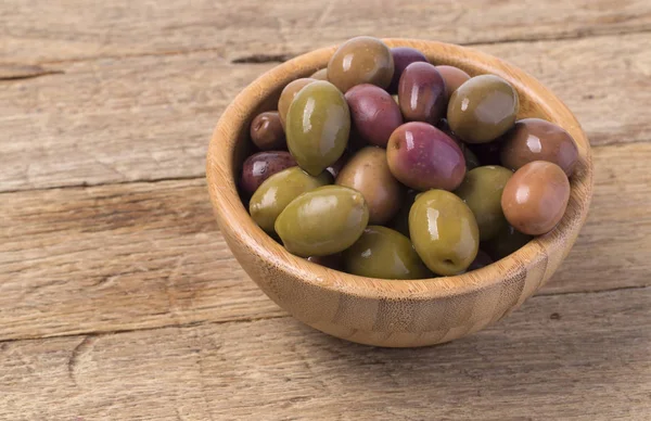 The green olives in bowl — Stock Photo, Image