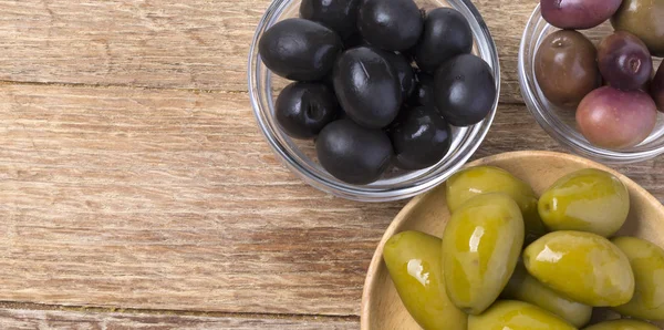 The green and black olives — Stock Photo, Image