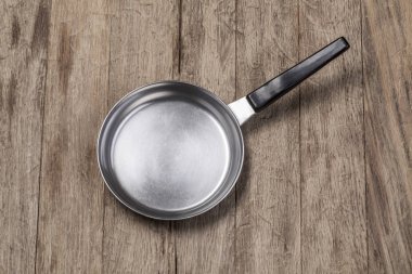 tava üzerinde ahşap boş