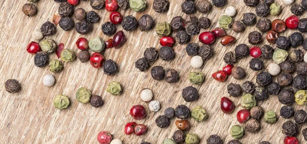 Paprika varm, röd, svart, vit och grön peppar — Stockfoto