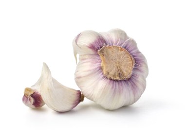  sarımsak ile deniz hayvanı kabuğu beyaz arka plan üzerinde