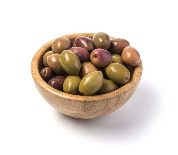 Groene olijven in houten bowl — Stockfoto