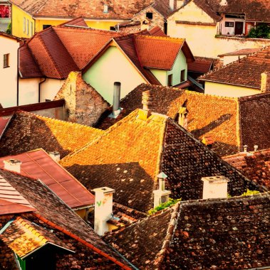 Eski kasabanın çatılarında sabah. 