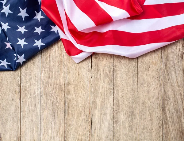 Amerikaanse vlag op houten achtergrond. — Stockfoto