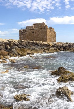 Eski kale Akdeniz kıyısında. Paphos, Kıbrıs. 