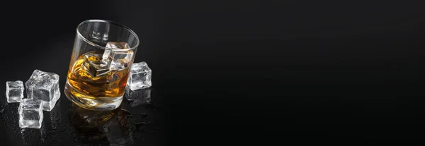 Szklanka whisky z tłem lodu — Zdjęcie stockowe