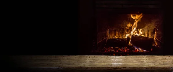 Lege tafel met brandend vuur — Stockfoto