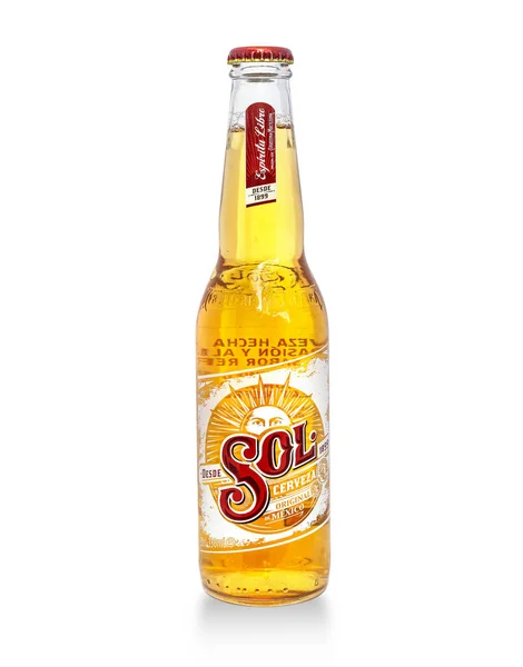 Бутылка пива Sol Mexican Beer — стоковое фото