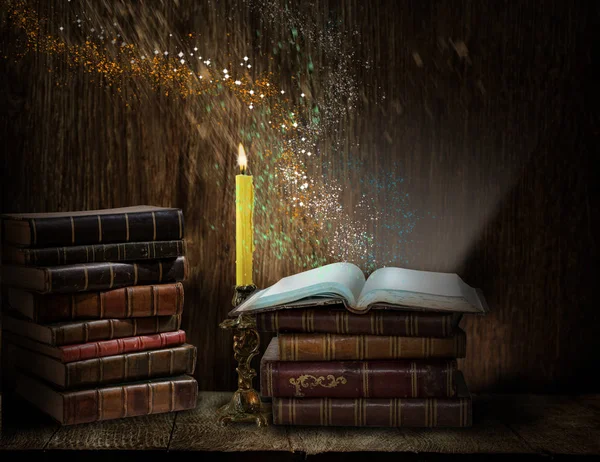 Otevřeno Kouzelná kniha kouzelné světlo. vzdělání — Stock fotografie