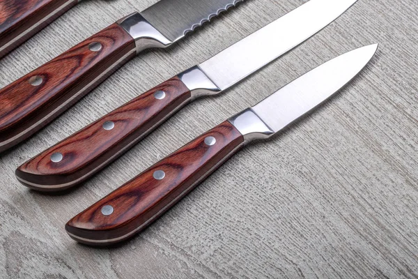 Ножи с деревянной ручкой — стоковое фото