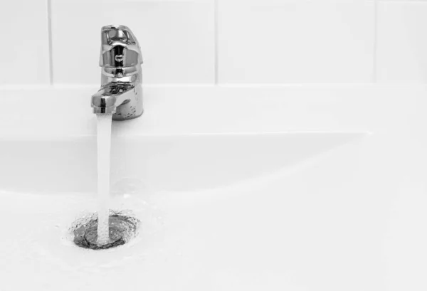Vattenflödet från kran — Stockfoto