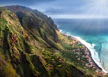 Madeira adasının batı kıyısı