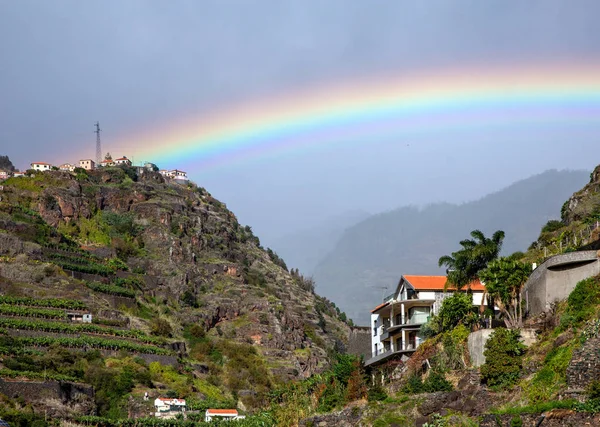 Arco iris mágico en las montañas —  Fotos de Stock