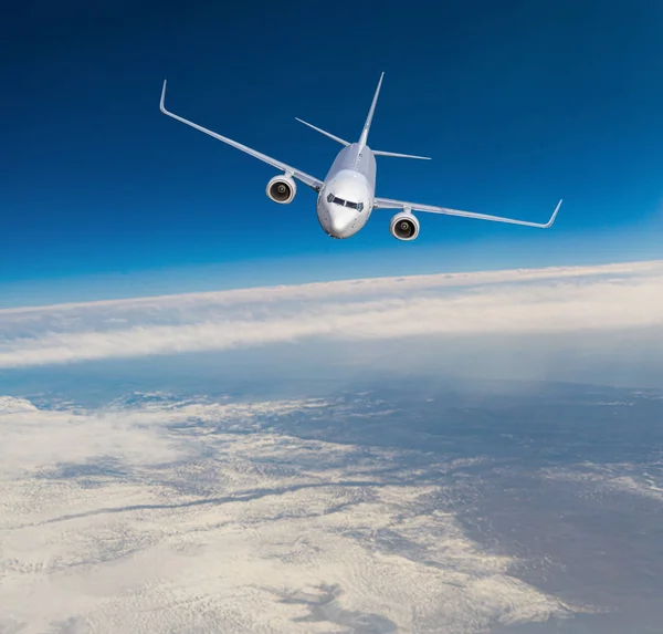 Utasszállító repülőgép repül — Stock Fotó
