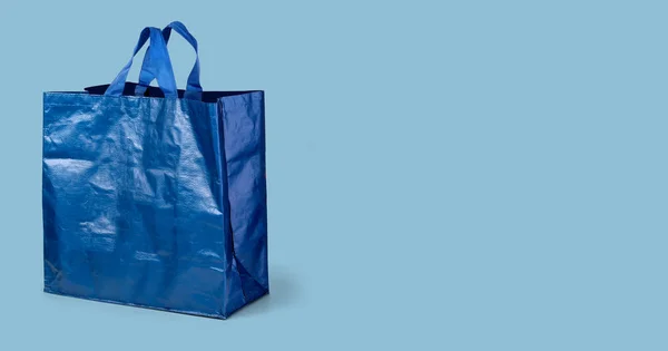 Kék bevásárló táska elszigetelt fehér háttér — Stock Fotó