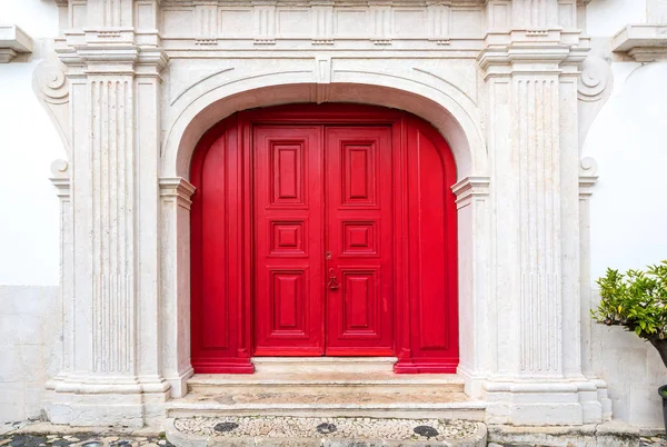 Porte rouge sur façade blanche — Photo