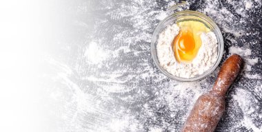 Arka plan ile oklava un ile kabartma. Karanlık masaya. Metin için özgür yer. Üstten Görünüm