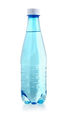 Kırpma yolu ile beyaz üzerinde izole plastik su şişesi