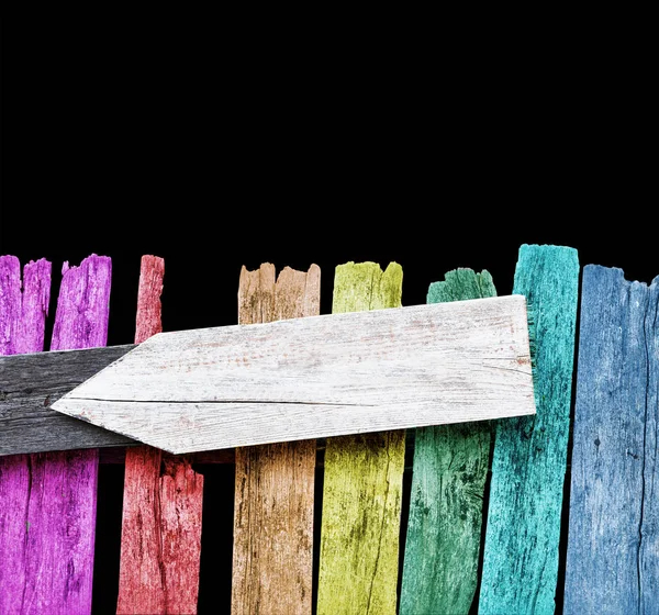 看板のついた虹色に塗られた古い柵で — ストック写真