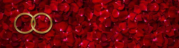 ウェディングリングトップビュー美しい赤いバラの花びらの背景 — ストック写真