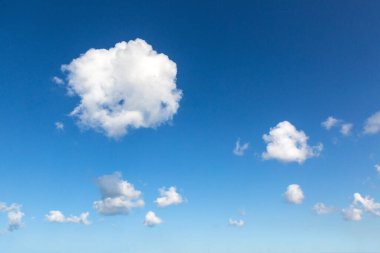 Küçük bulutlu mavi gökyüzü arkaplanı. 