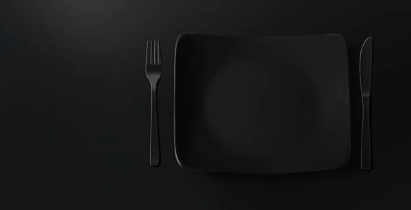 Placa Negra Vacía Con Tenedor Cuchillo Sobre Fondo Negro Oscuro — Foto de Stock