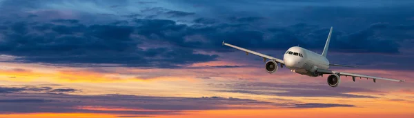 Vliegtuig Landschap Met Groot Wit Passagiersvliegtuig Vliegt Rode Lucht Bij — Stockfoto