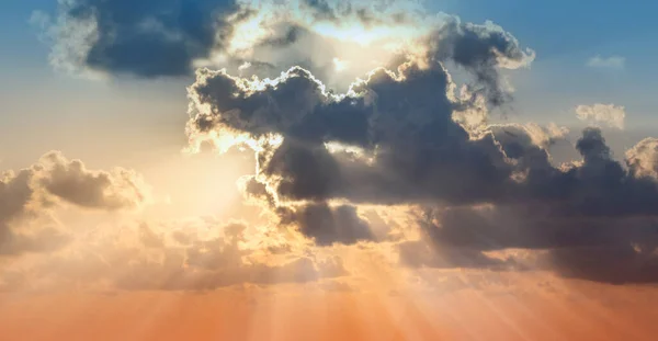 Захід Сонця Сонячними Променями Хмарами — стокове фото
