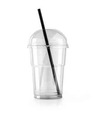 Plastik şeffaf tek kullanımlık bardakla kokteyl için saman, kırpma yolu...