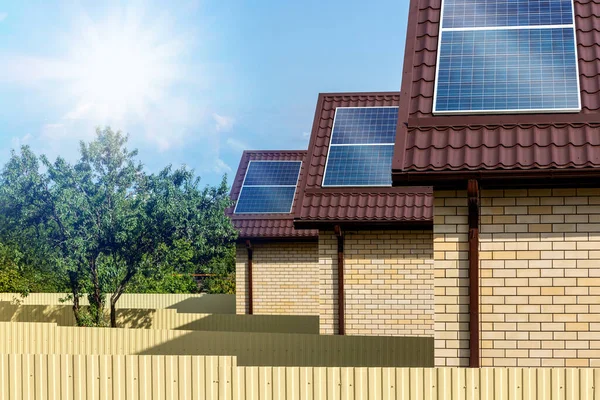 Moderne Huizen Met Zonnepanelen Het Dak Voor Alternatieve Energie — Stockfoto