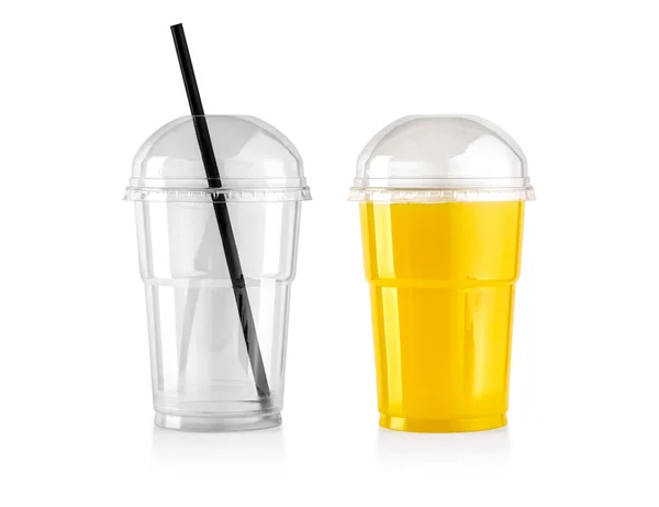 プラスチック透明使い捨てカップ カクテル用ストロー クリッピングパス付き — ストック写真