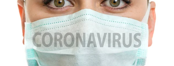 女性の顔に医療マスク碑文コロナウイルス — ストック写真