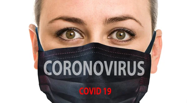 女性脸上的医用黑色口罩上刻有Coronavirus Covid 19字样 — 图库照片