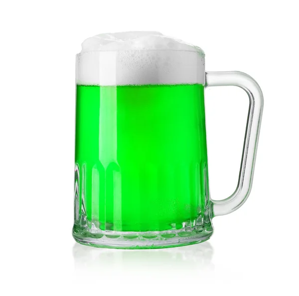 白い背景に新鮮な冷たい緑色のビールのガラス聖パトリックの日の美しい背景 — ストック写真