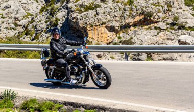 Mallorca, İspanya, 05 Mayıs 2016: sa calobra dağ geçidindeki pistte motorsikletçi