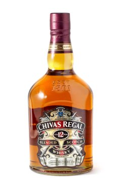 Anapa, Rusya, 15 Ağustos 2018, bir şişe karışık viski Chivas Regal. 12 yıllık İskoç viskisi. İskoçya malı. Bir şişe viski, beyazda izole edilmiş..