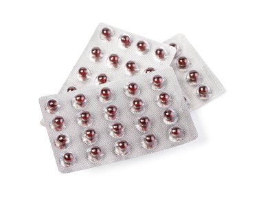 Beyaz arka planda izole edilmiş haplarla dolu bir su toplayıcısı. Tam ilaç paketi. İlaç olarak su topladı. kırpma yolu ile