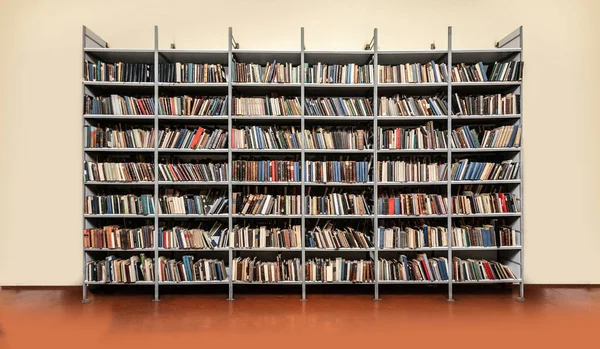 図書館の本を持つ棚の眺め — ストック写真