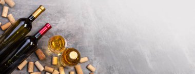 şarap şişeleri ve cam kopya alanı, en iyi manzaralı tablo