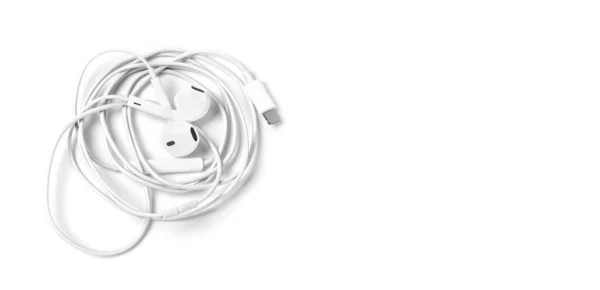 Білі Навушники Гарнітурою Лежать Білому Ізольованому Фоні — стокове фото