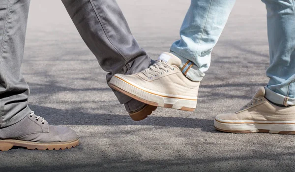 Golpeando Los Pies Nuevo Saludo Para Evitar Propagación Del Coronavirus — Foto de Stock