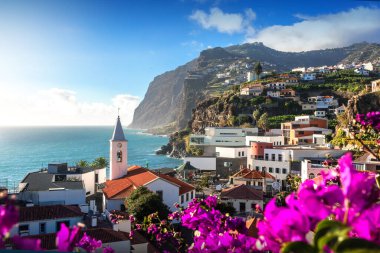 Portekiz 'in Madeira adasındaki Camara de Lobos şehrinde güzel bir manzara.