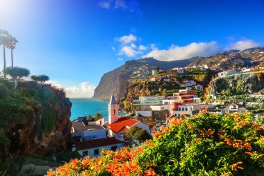 Portekiz 'in Madeira adasındaki Camara de Lobos şehrinde güzel bir manzara.