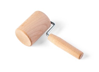 beyaz arkaplanda ahşap oklu iğne