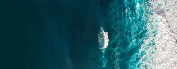 Widok Lotu Ptaka Fale Oceanie Splashing Waves Błękitna Czysta Falista — Zdjęcie stockowe
