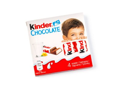 CHISINAU, MOLDOVA, 26 Nisan 2020: Beyaz arka planda Kinder çikolataları. Kinder çikolataları 1946 yılında Ferrero tarafından üretildi.
