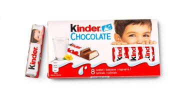 CHISINAU, MOLDOVA, 26 Nisan 2020: Beyaz arka planda Kinder çikolataları. Kinder çikolataları 1946 yılında Ferrero tarafından üretildi.