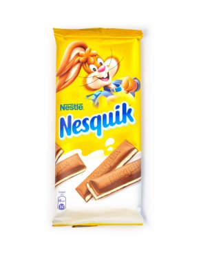 CHISINAU, MOLDOVA - 26 Nisan 2020: Nestle Nesquik çikolatası. Nestle Nesquik daha az kalori, vitamin ve minerallerle sağlıklı bir atıştırmalık olabilir.