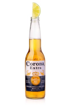 CHISINAU, MOLDOVA - 19 Ocak 2018: Bir şişe Corona Extra Birası. Corona, Anheuser Busch InBev ile birlikte Grupo Modelo tarafından üretilen, ABD 'nin en popüler ithal birasıdır..